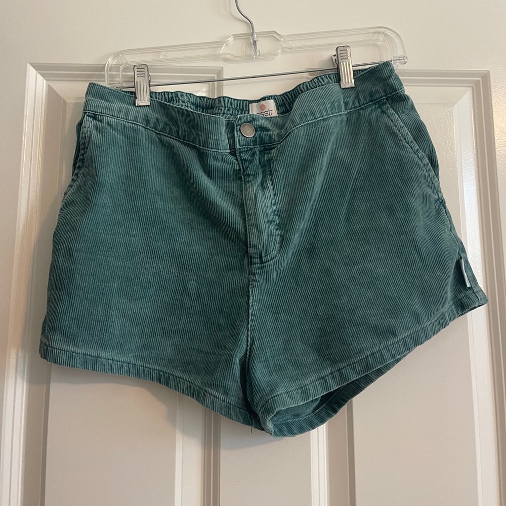 Corduroy shorts with stretchy band in the back